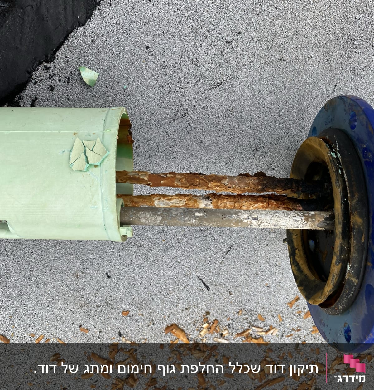 צינור ירוק עם חלודה וחלקים שבורים